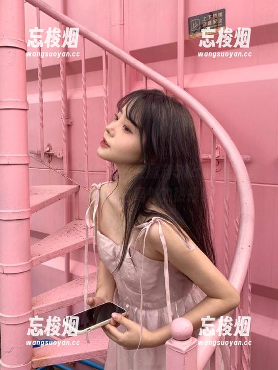 傻傻的我在黑料51app里，竟然追到了三码外的热搜！