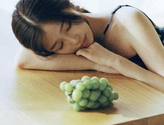万篇长征黑料正能量51吃瓜导航，“隐秘草丛”藏了啥？