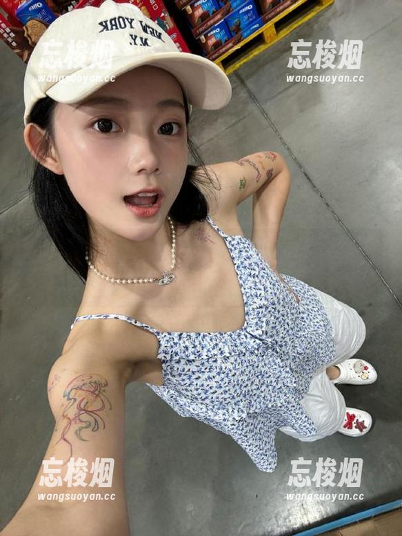 黑瓜吃料 “黑瓜吃料”的入口真是个奇妙的传送门,不知道能通往哪儿?